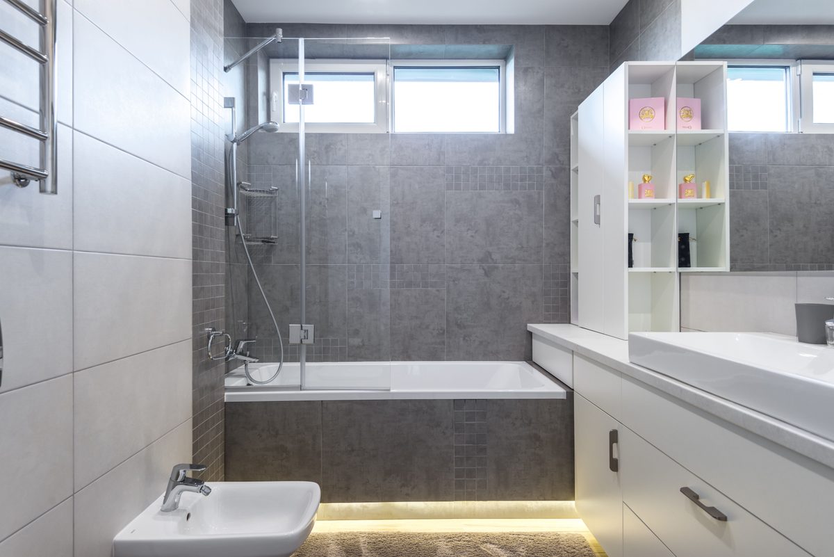 Bathtub Problems That Signal It's Time for Replacement