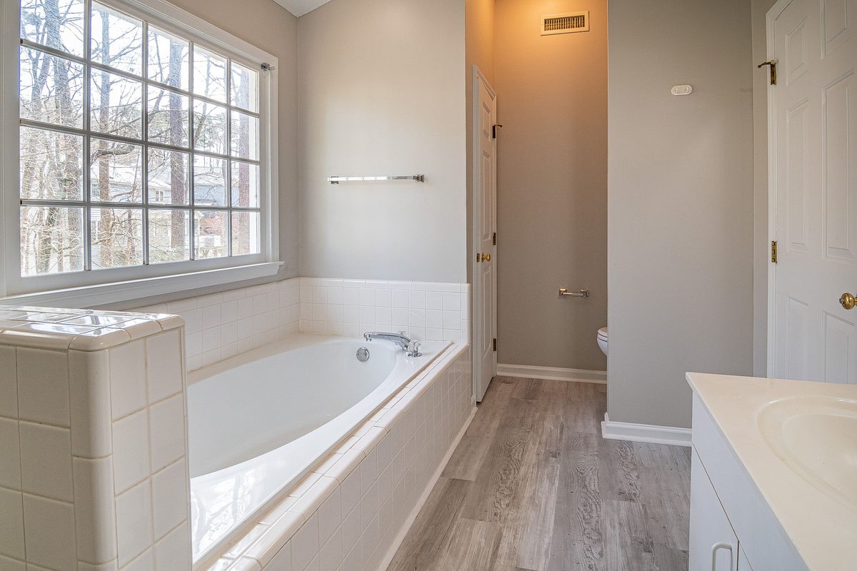Best Bathtub Options for Small Bathrooms