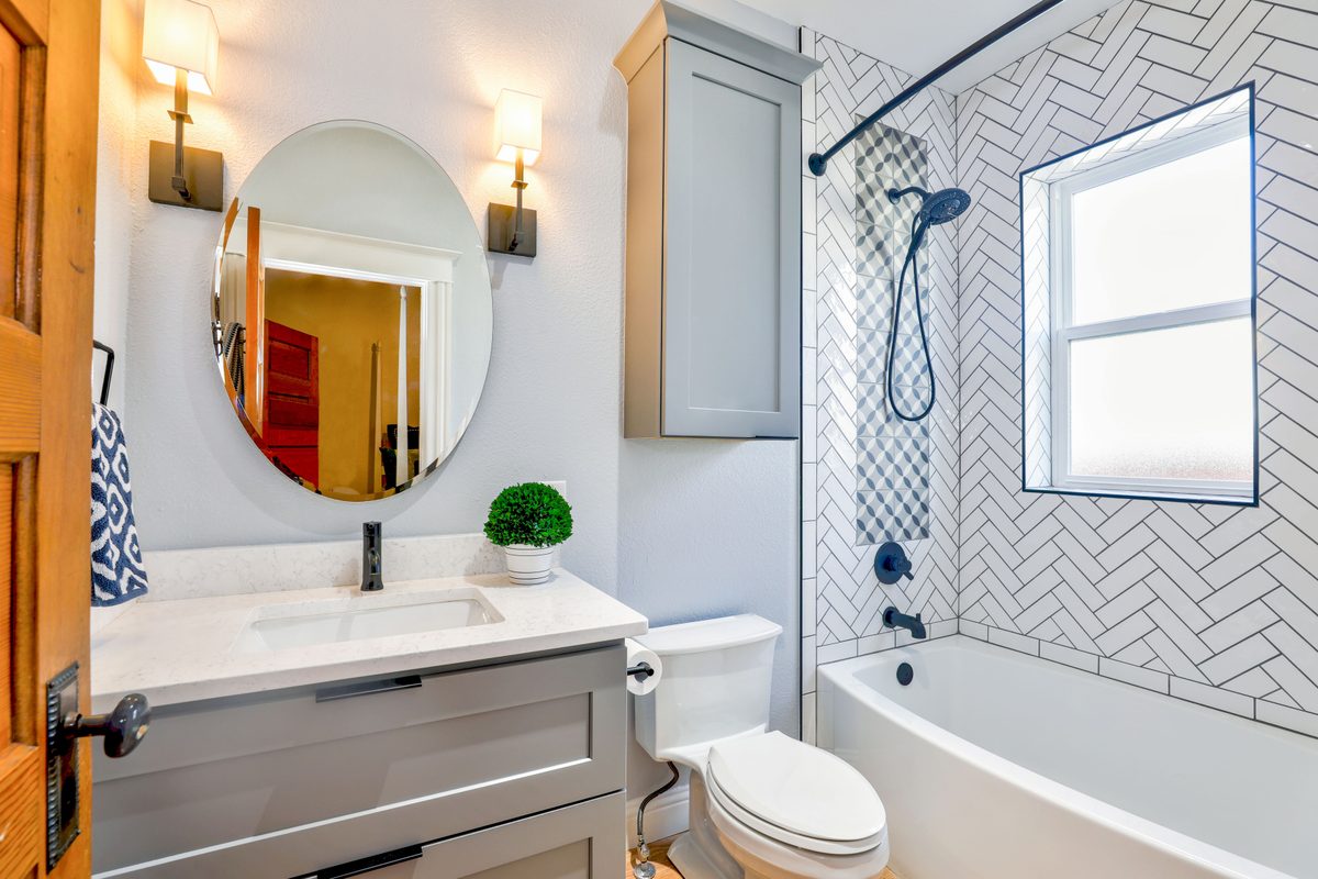 Best Fixtures and Layouts for Small Bathrooms