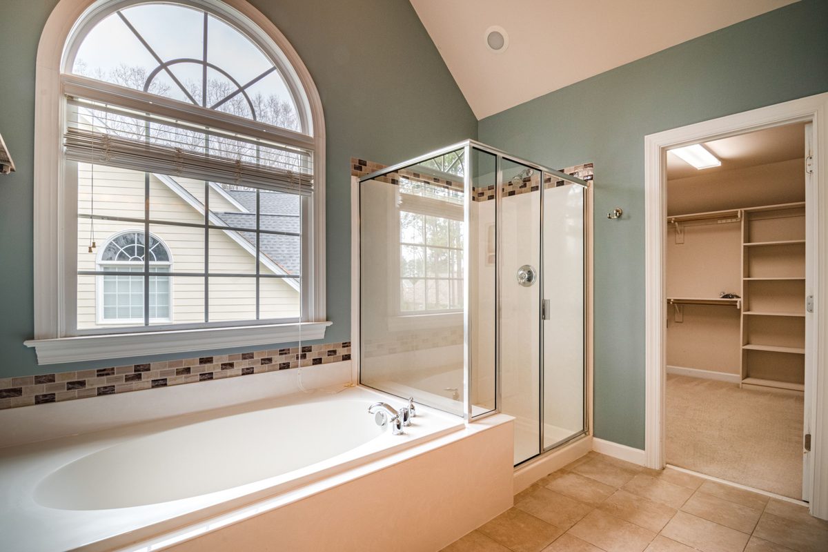 How to Choose the Right Shower Door for Your Bathroom