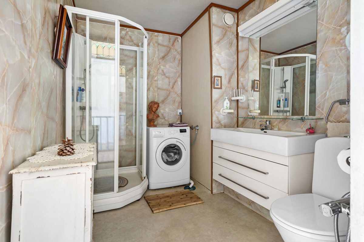 Small Bathroom Storage Solutions That Actually Work